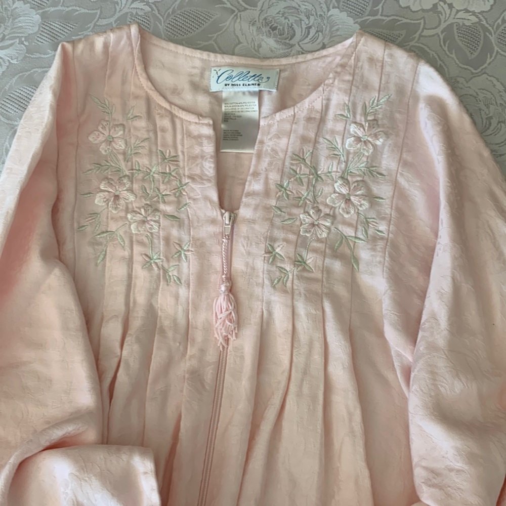 Med cotton Miss Elaine robe. Excellent condition. Smoke free pet free home.